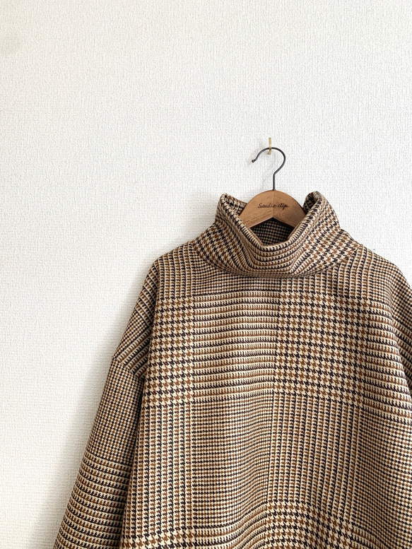 ラージグレンチェックウールのオフタートルプルオーバー/オレンジブラウン 1枚目の画像