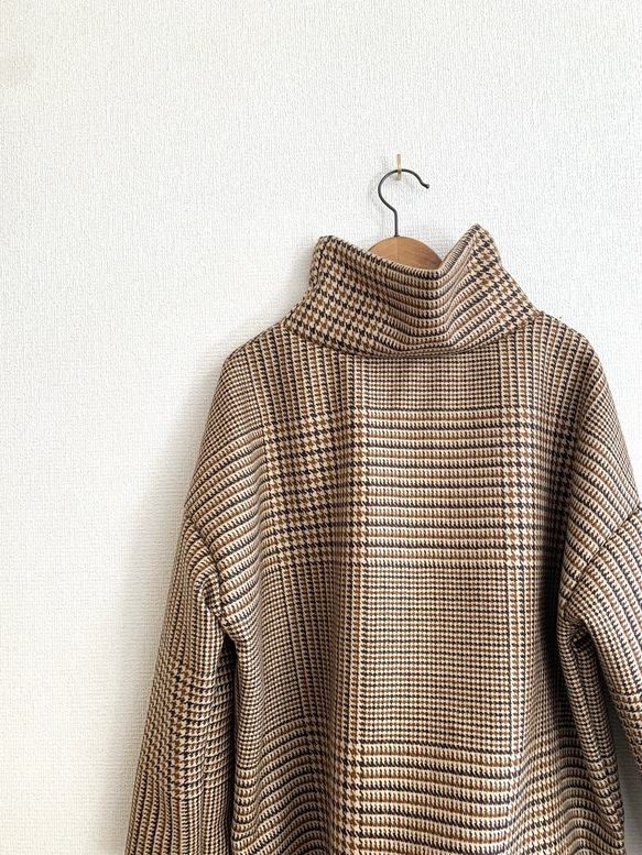 ラージグレンチェックウールのオフタートルプルオーバー/オレンジブラウン 5枚目の画像