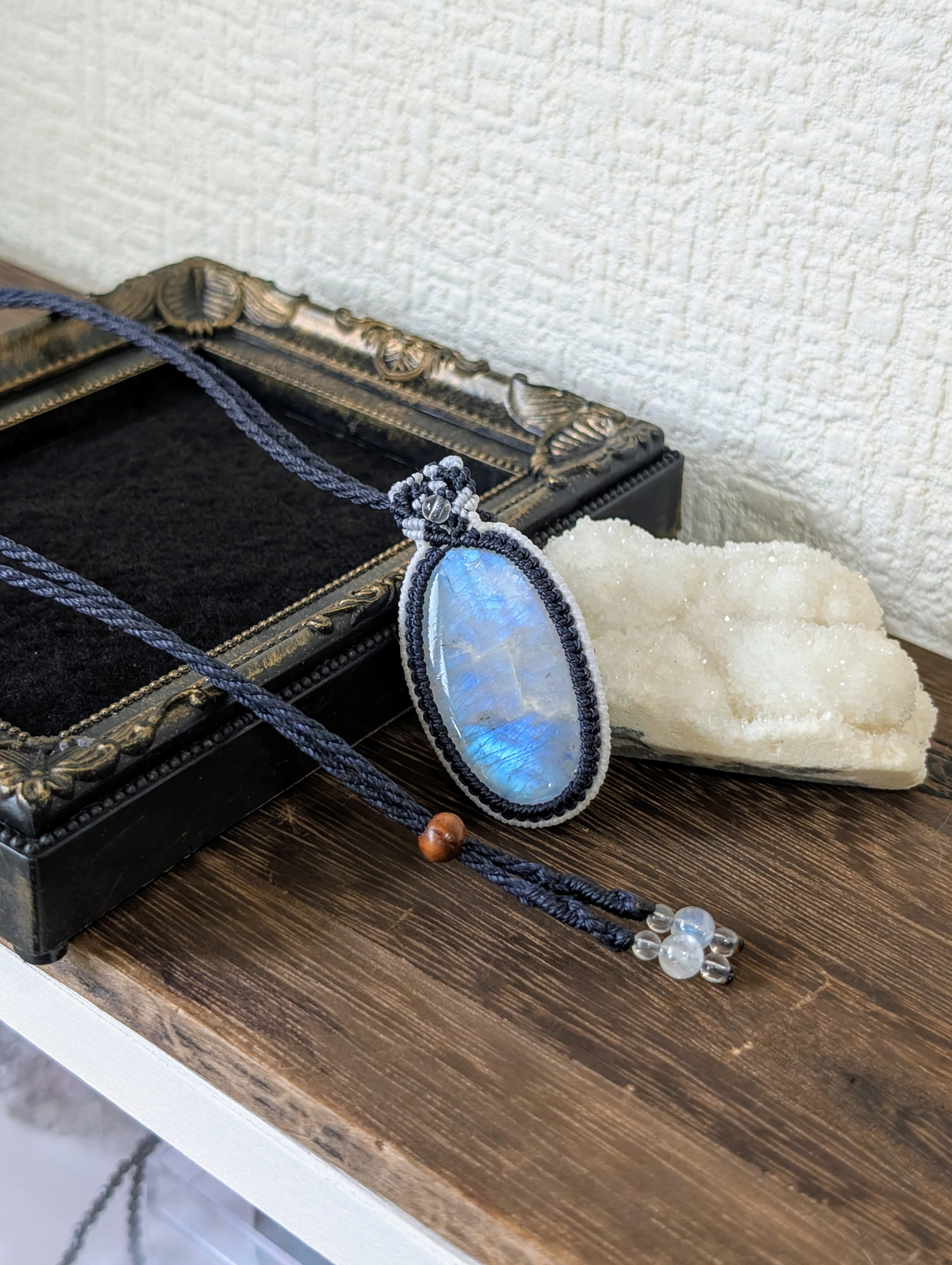 ☆虹入り☆レインボームーンストーン・ホワイトラブラドライト☆マクラメ編みネックレス 263・天然石アクセサリー