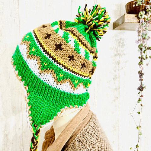 幾何学模様のニット帽 ポンポン付き