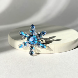 ブルーの結晶ブローチ☆再販/ 雪 / クリスマス / レジン ブローチ 華昇