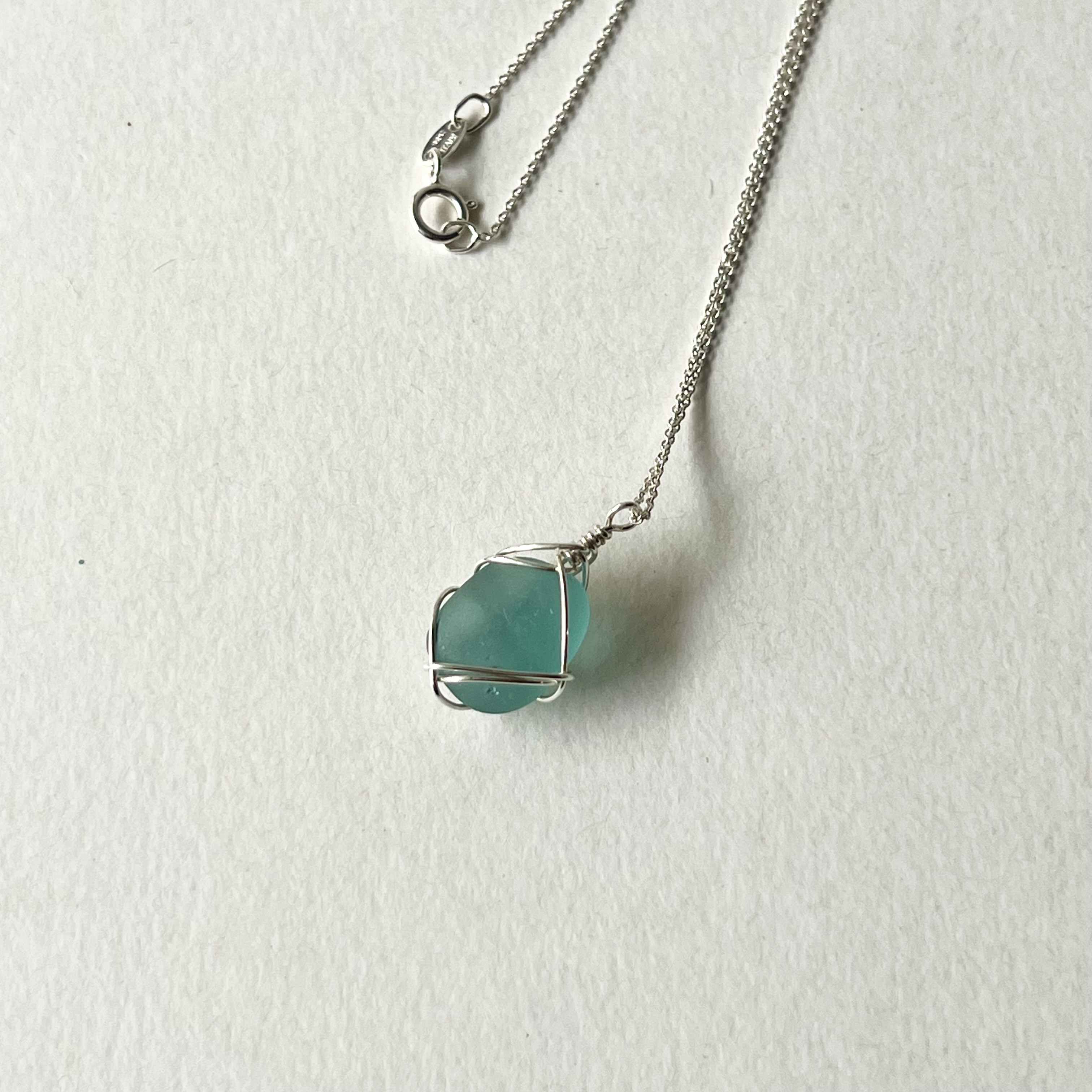 《Silver925》海の一雫 癒しの海色シーグラスビーズのネックレス 40cm