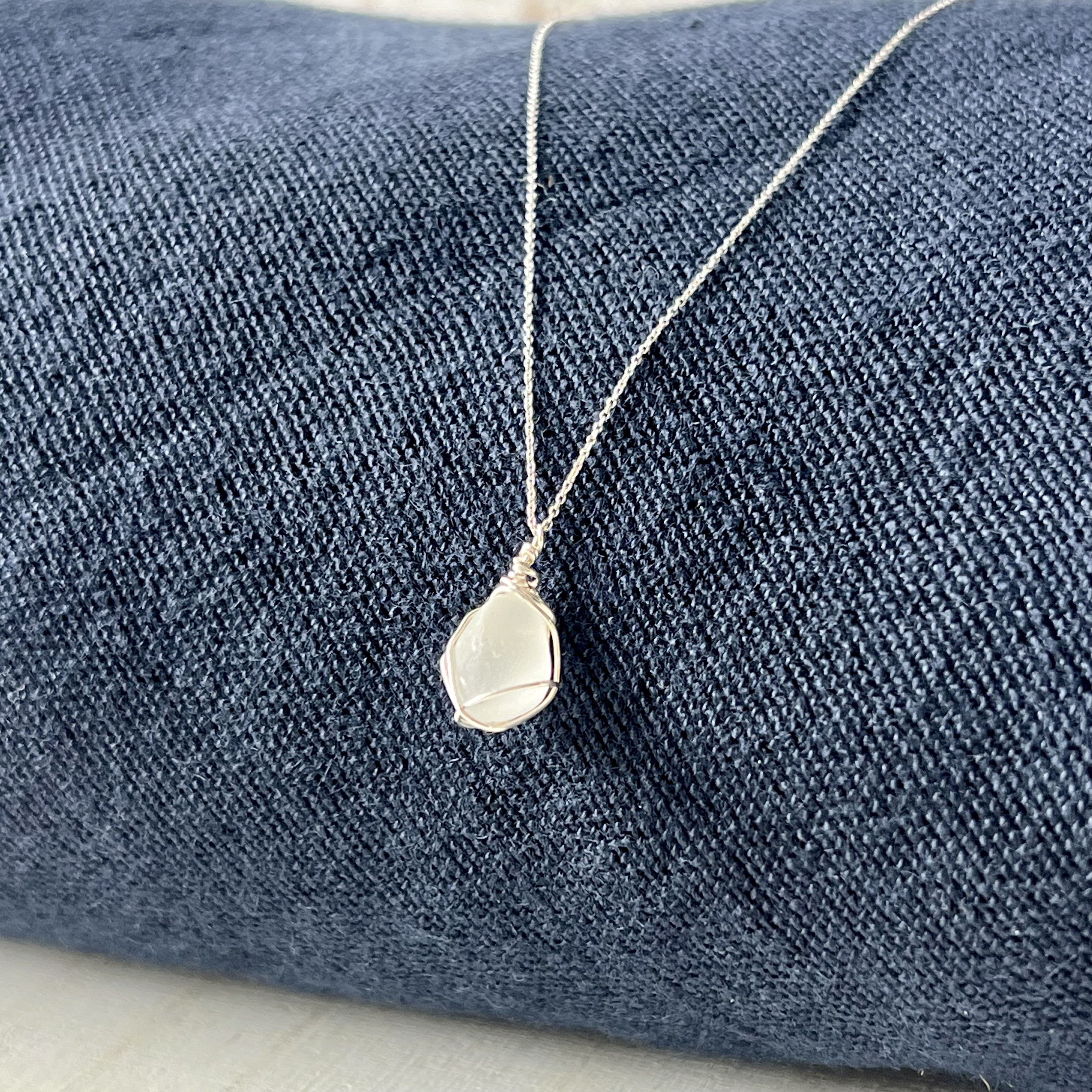 《Silver925》小さくさり気ないホワイトシーグラスのネックレス 40cm