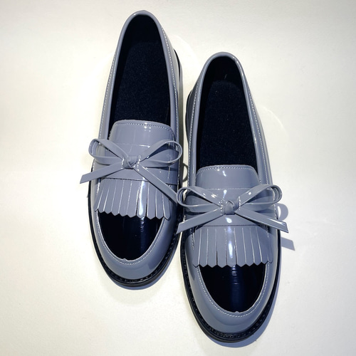 華奢なリボンが可愛いバイカラーキルトローファー (グレー×エナメル  