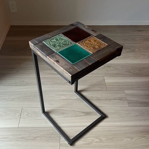 サイドテーブル　タイル　ビンテージ ちょい渋な青いタイルのヴィンテージサイドテーブル | アンバー