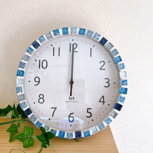 電波時計】ブルーベースパヴェジュエルのような多素材モザイクタイルの