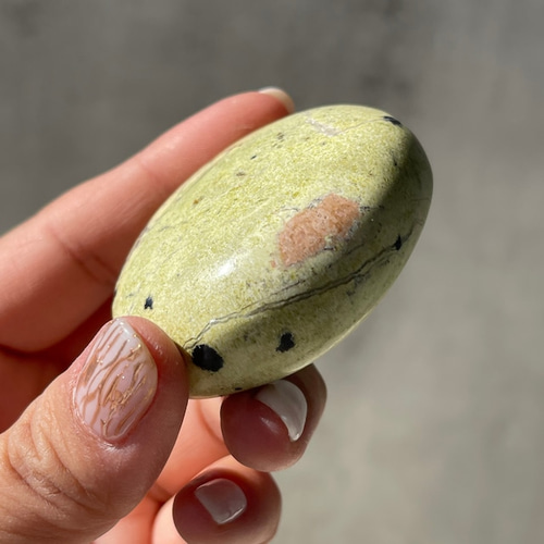 ノルウェー産 リザーダイト】① パームストーン｜握り石｜鉱物 天然石