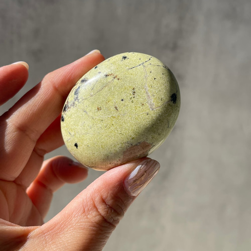 高品質　プラシオライト　グリーンクォーツ　パーム　握り石 ケアする】グリーンクォーツァイト 握り石 | Y.S.Y24