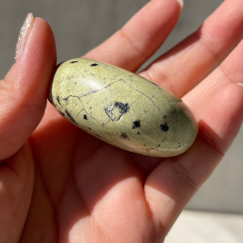 ノルウェー産 リザーダイト】① パームストーン｜握り石｜鉱物 天然石