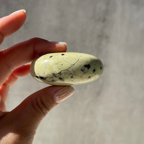 ノルウェー産 リザーダイト】① パームストーン｜握り石｜鉱物 天然石