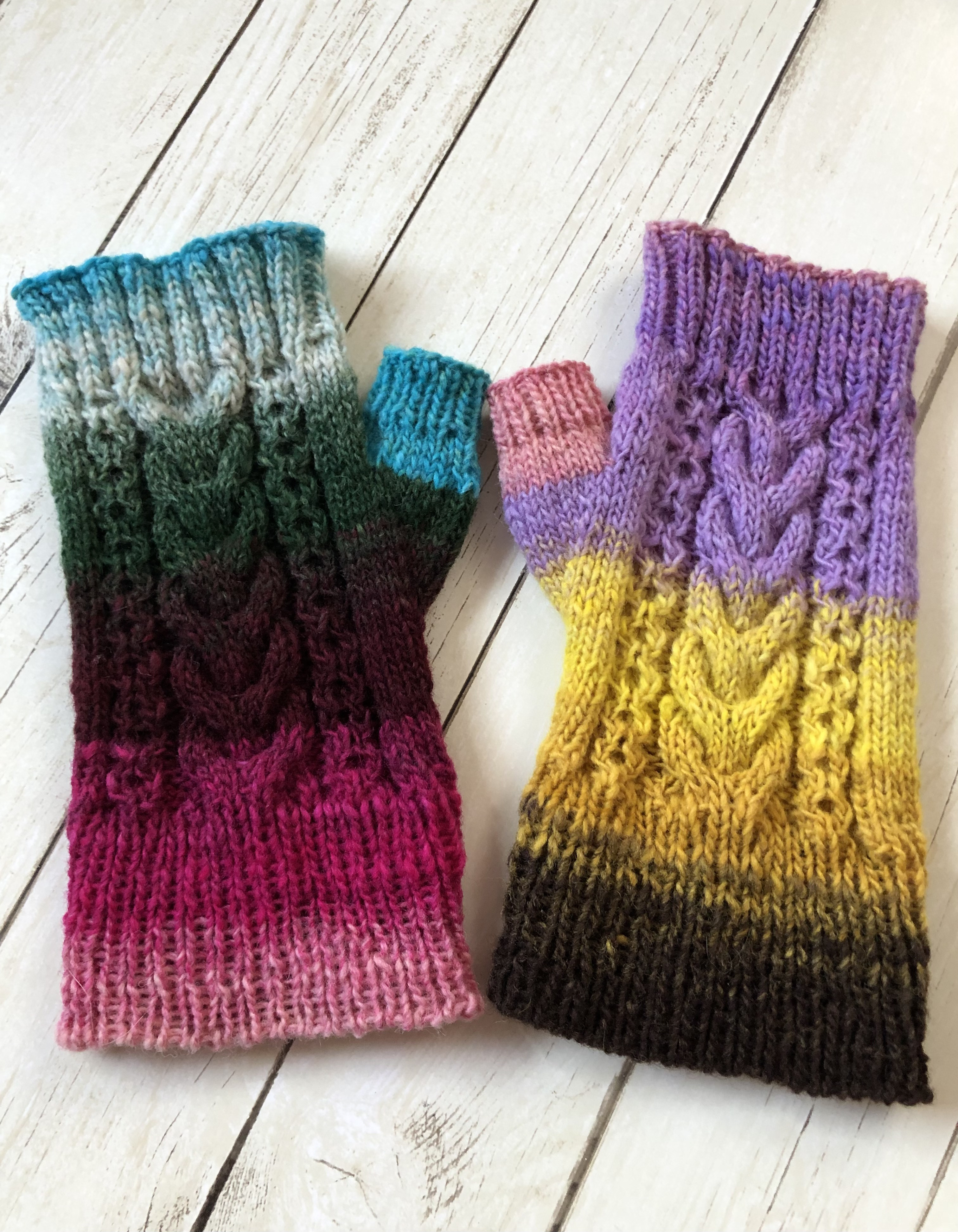 カラフルなアラン模様のハンドウォーマー　指なし手袋　指出し　フィンガーレス　野呂英作毛糸　ピンク　紫