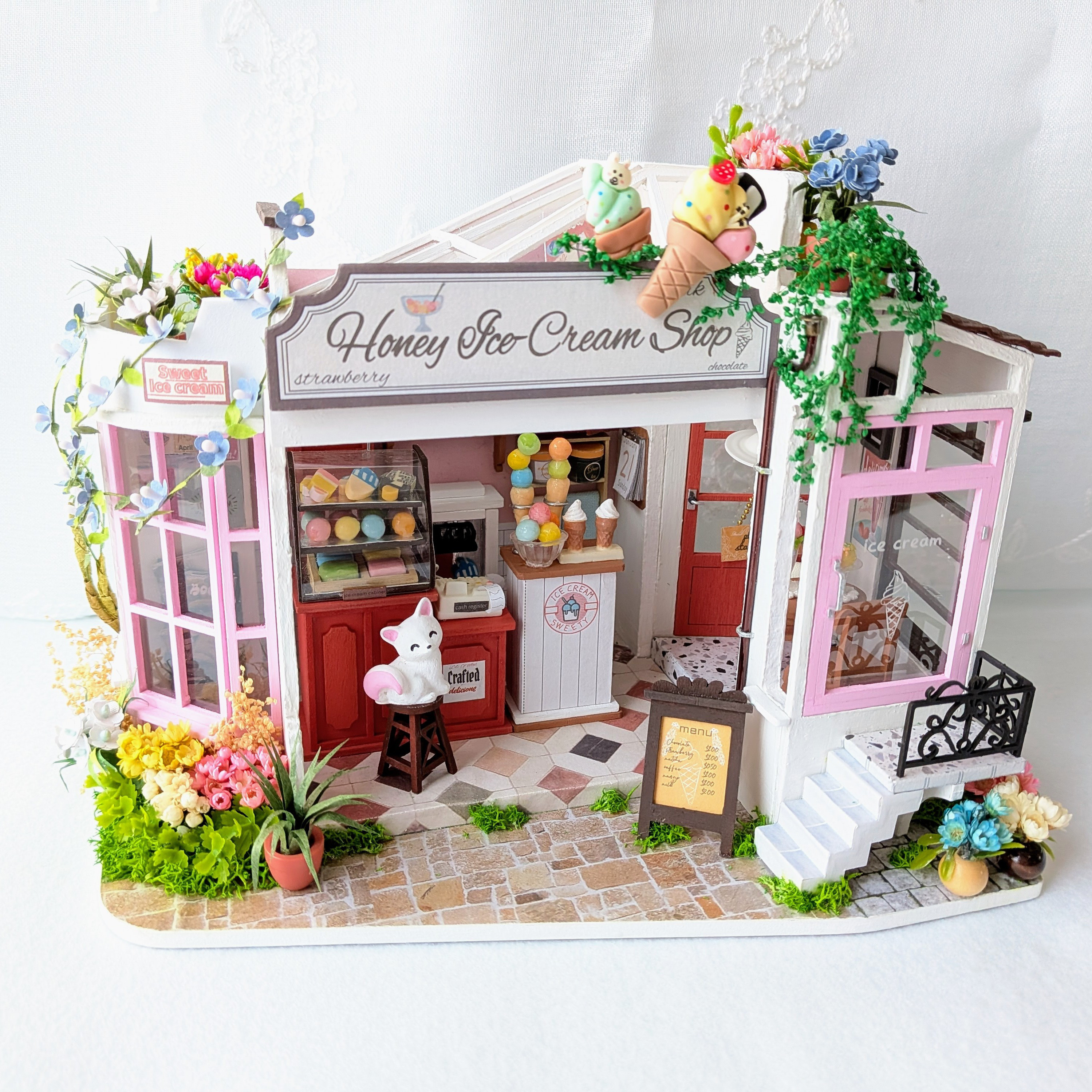 『アイスクリームショップ』ミニチュアドールハウスの完成品です
