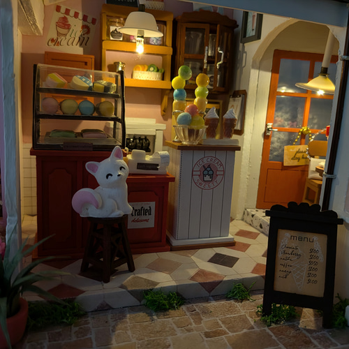 アイスクリームショップ』ミニチュアドールハウスの完成品です その他