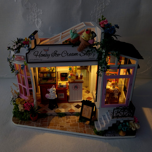 アイスクリームショップ』ミニチュアドールハウスの完成品です その他