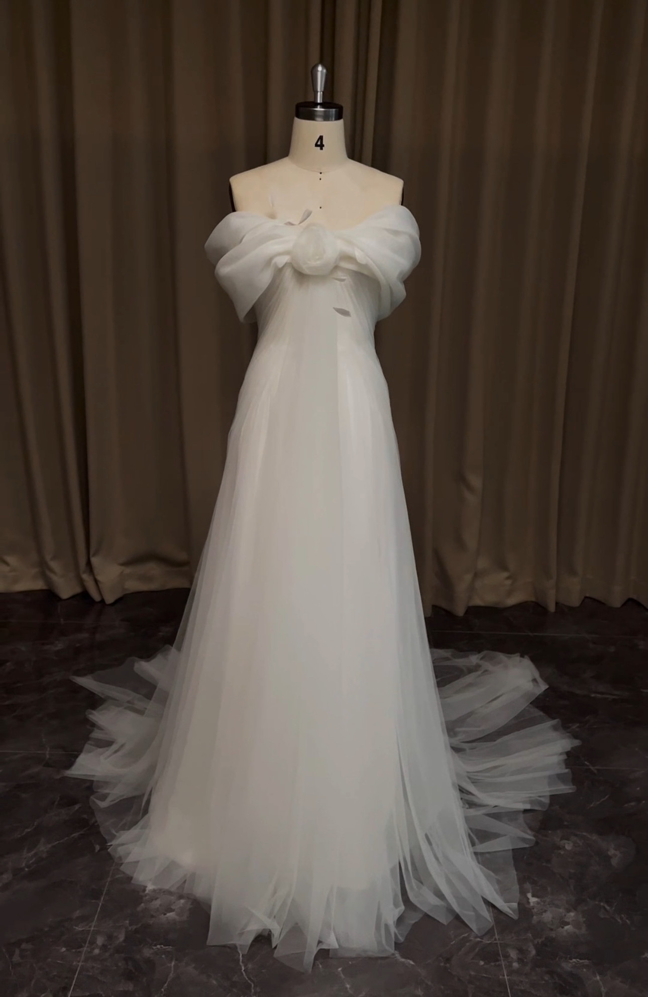 美しい　スレンダーライン　高品質キャミソール　オフショルダー　ホワイト　二の腕を隠せる　Aライン演奏会発表会成人式音楽会