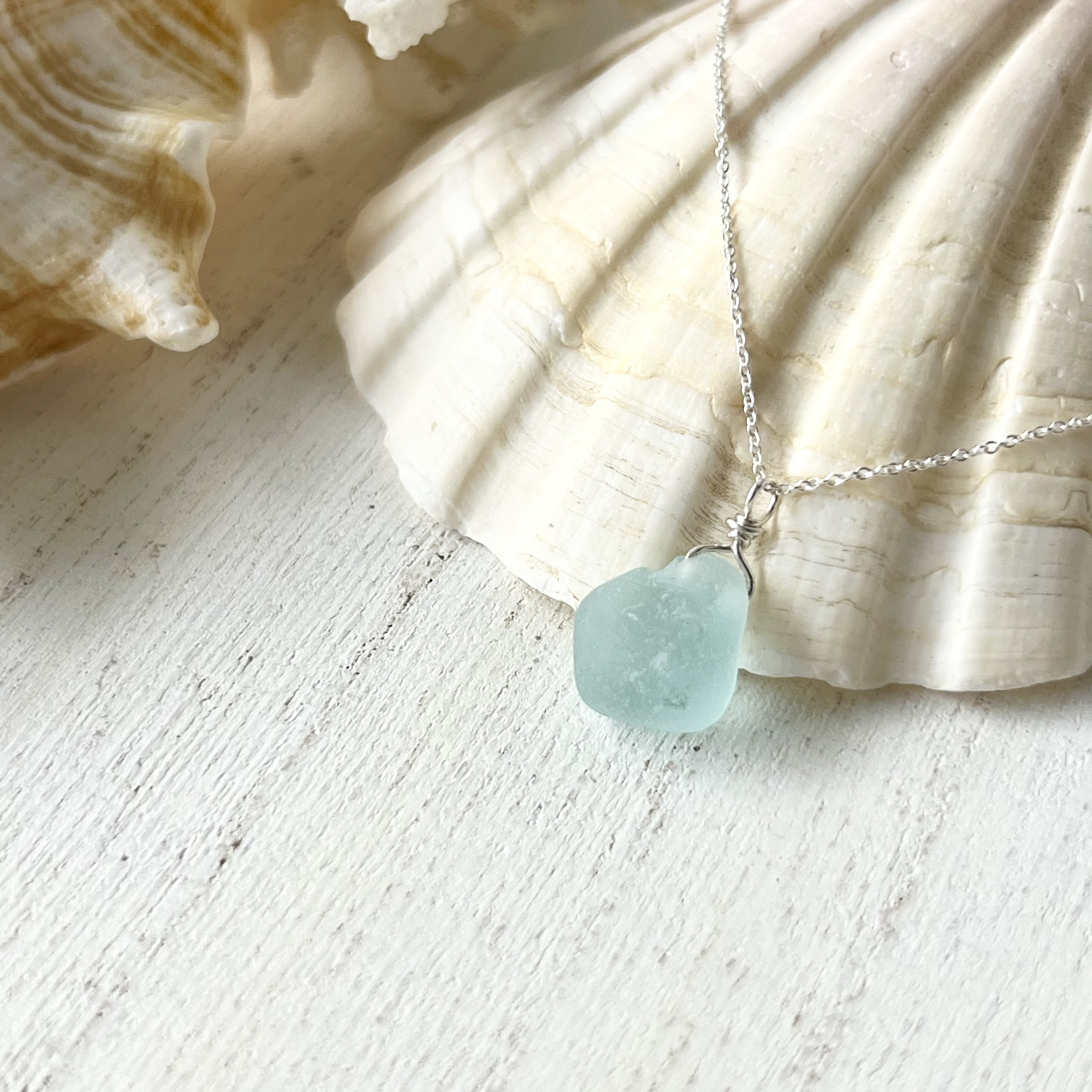 《Silver925》海の一雫 小さな空色シーグラスビーズのネックレス 45cm