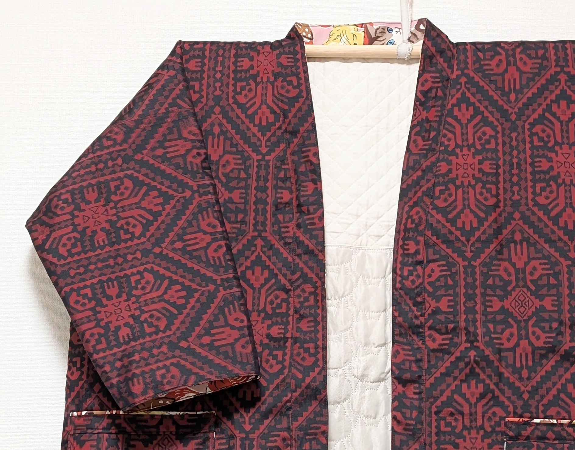 着物生地を使った半纏(はんてん)はいかがですか?背中に薄綿入りで暖かいです。綿は後ろのみなので見た目スッキリ贈り物にOK