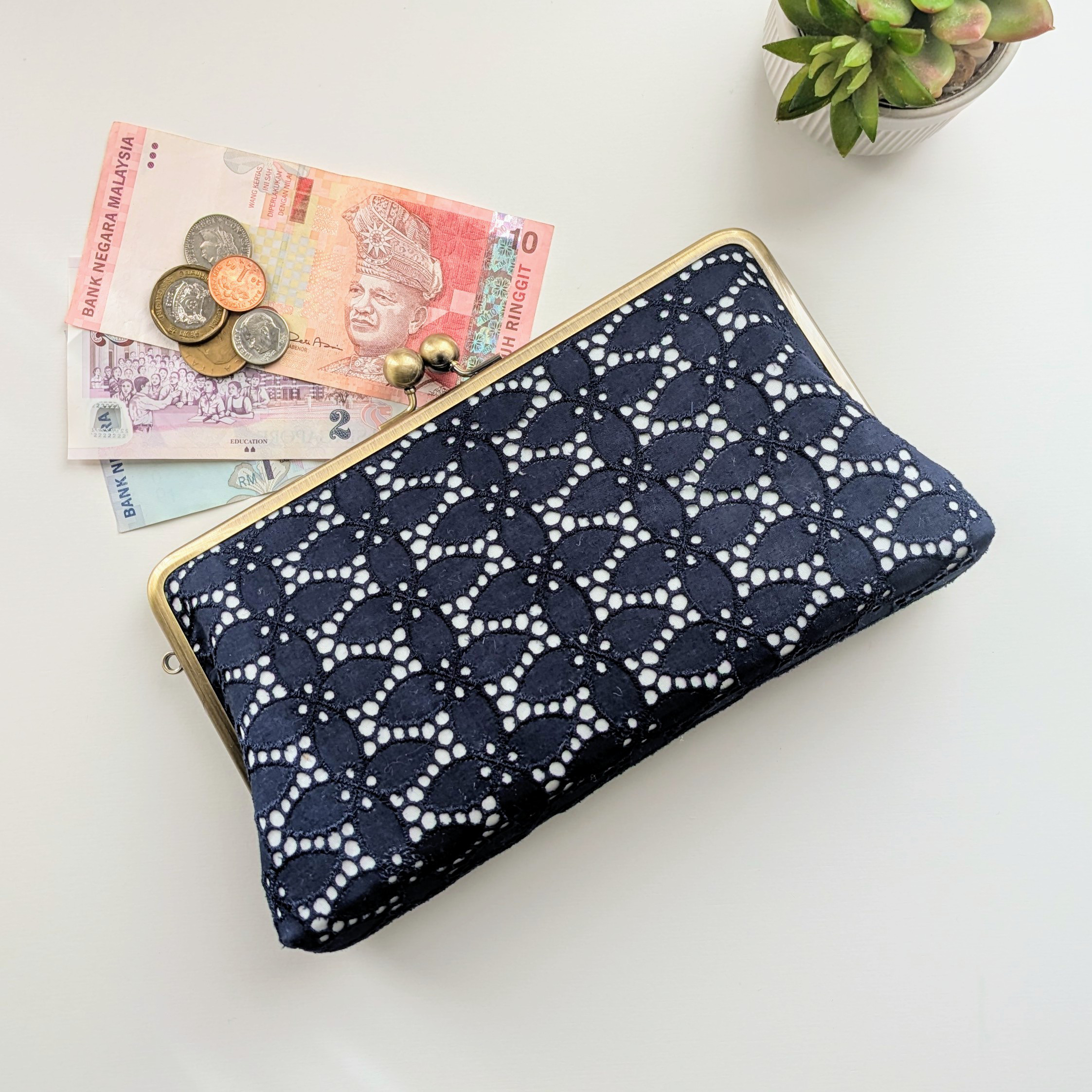 大容量のがま口長財布　フラワーレース②　ネイビー　お財布ショルダー