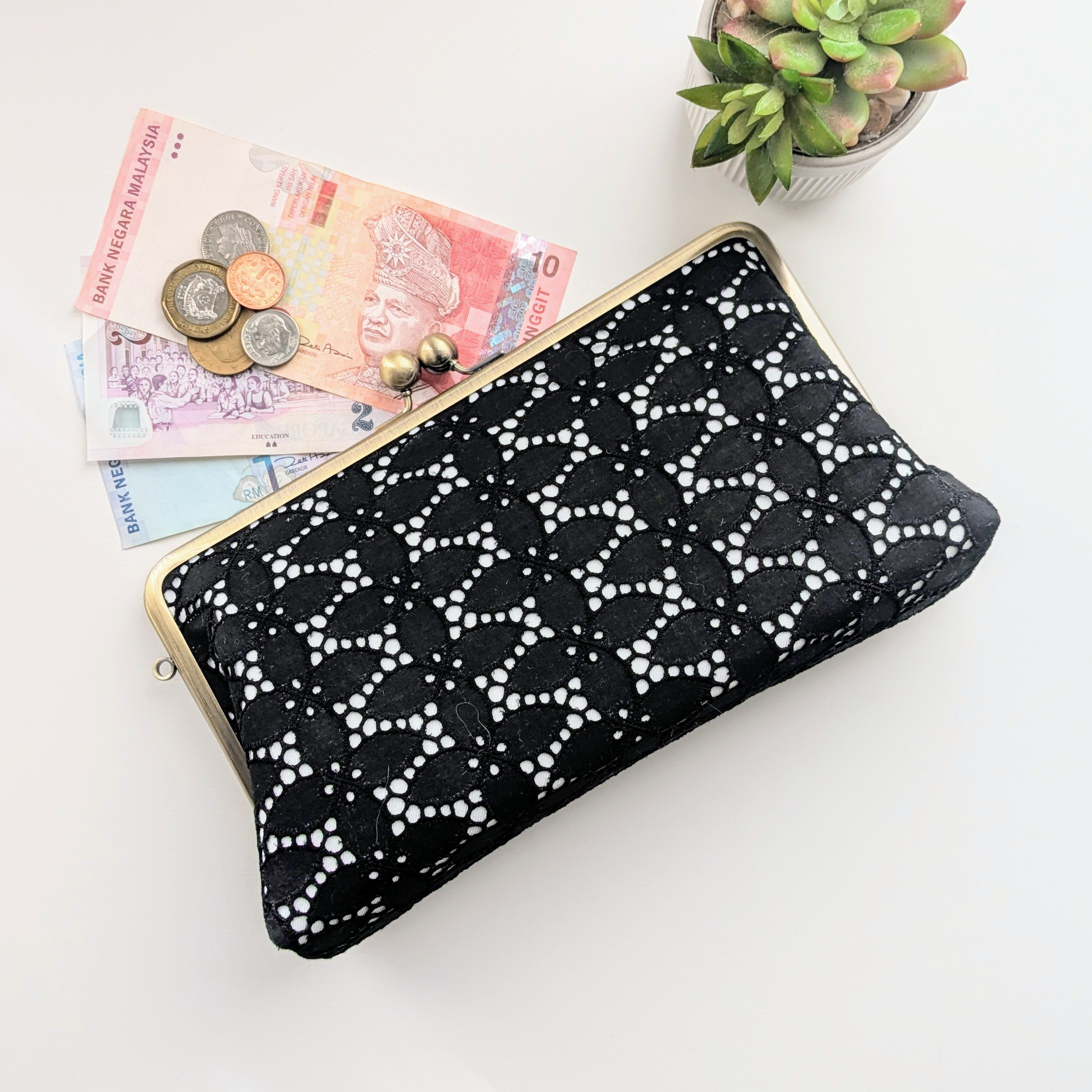 大容量のがま口長財布　フラワーレース②　ブラック　お財布ショルダー