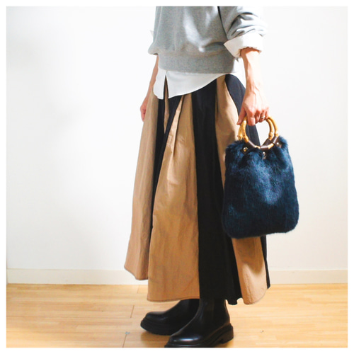 もふもふでやわらかなミンクファーのバンブーハンドルバッグ（ネイビー