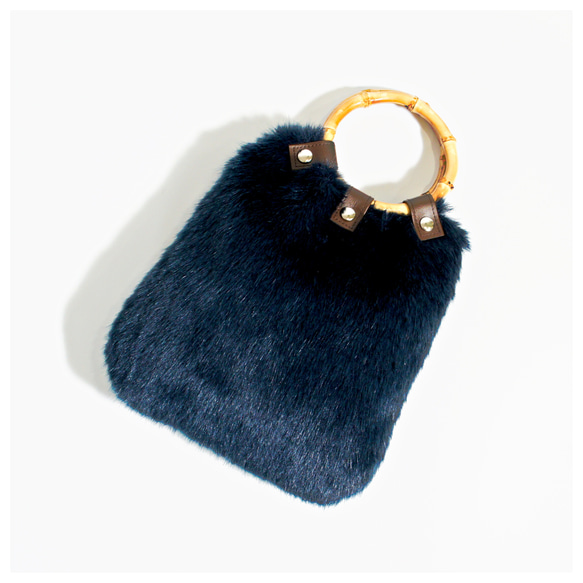 もふもふでやわらかなミンクファーのバンブーハンドルバッグ（ネイビー