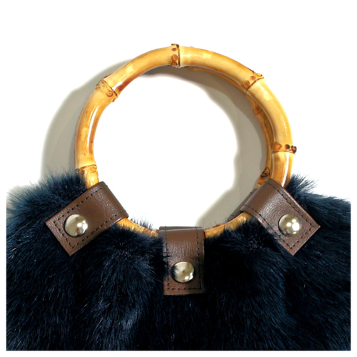 もふもふでやわらかなミンクファーのバンブーハンドルバッグ（ネイビー