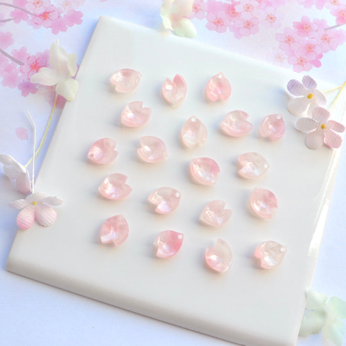 作家もの　やまとゴールドラベル　市松模様にグラデーション、桜の花びらの付け下げ オリジナル新作☆桜の花びらパーツ アセテート パールピンク