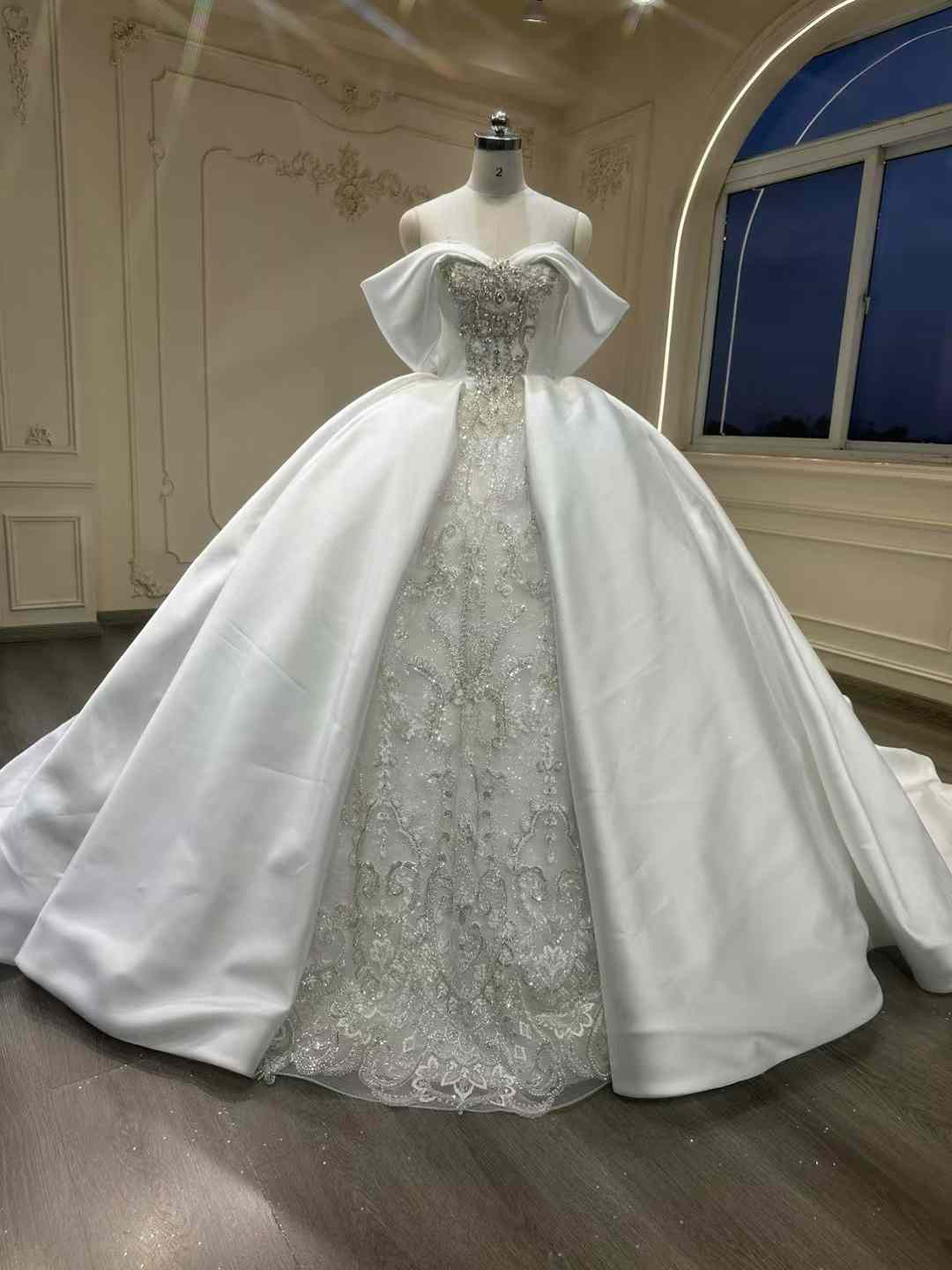 見逃さない！高級サテン　二の腕を隠せる　白　ウェディングドレス　可憐なレース　プリンセスライン　編み上げ結婚式前撮り挙式 59,988円