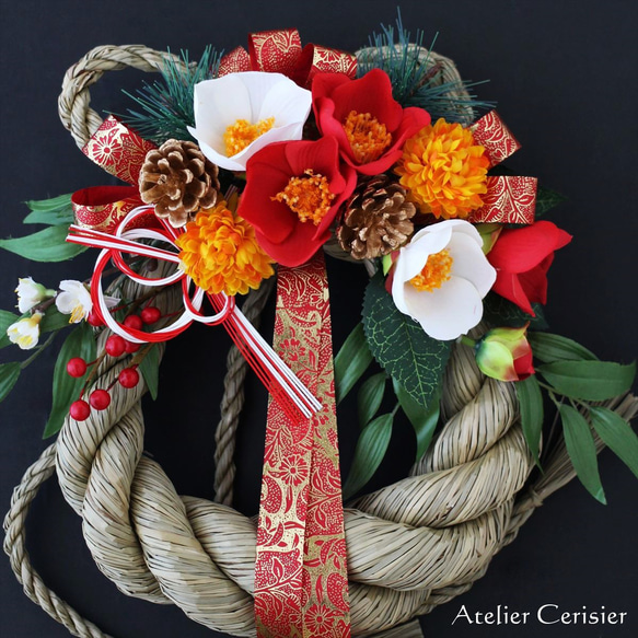 ・お正月飾り しめ縄＜紅白椿 橙菊＞雲流Mサイズ しめ飾り アーティフィシャルフラワー 3枚目の画像