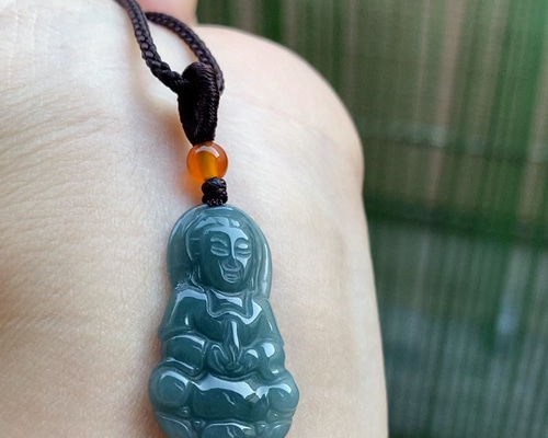 翡翠の彫刻  富の神 ネックレス 楽天市場】【ｾｰﾙ】彫刻翡翠 53mm/92P ペンダント 彫刻ヒスイ
