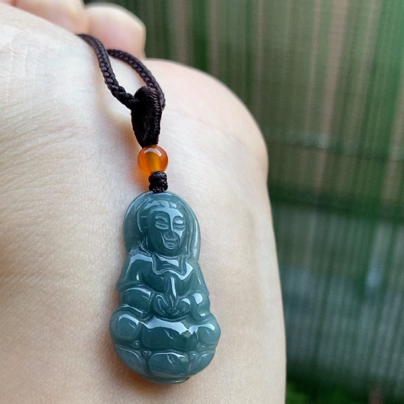 翡翠の彫刻ネックレス