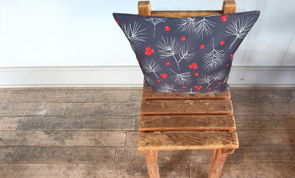 森林抱枕 冬季紅堅果圖案 - 檜木香 - 第2張的照片