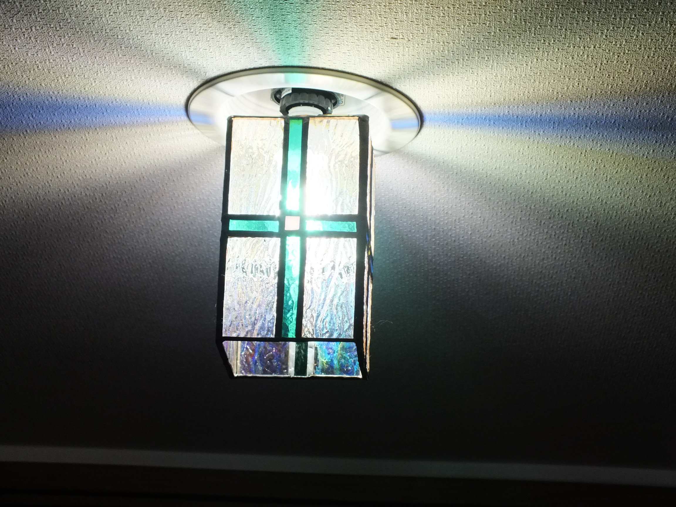 十字のダウンライト；ステンドグラスとＬＥＤ（白昼色）の組み合わせ