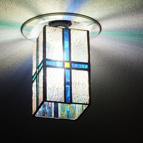 十字のダウンライト；ステンドグラスとLED（白昼色）の組み合わせ