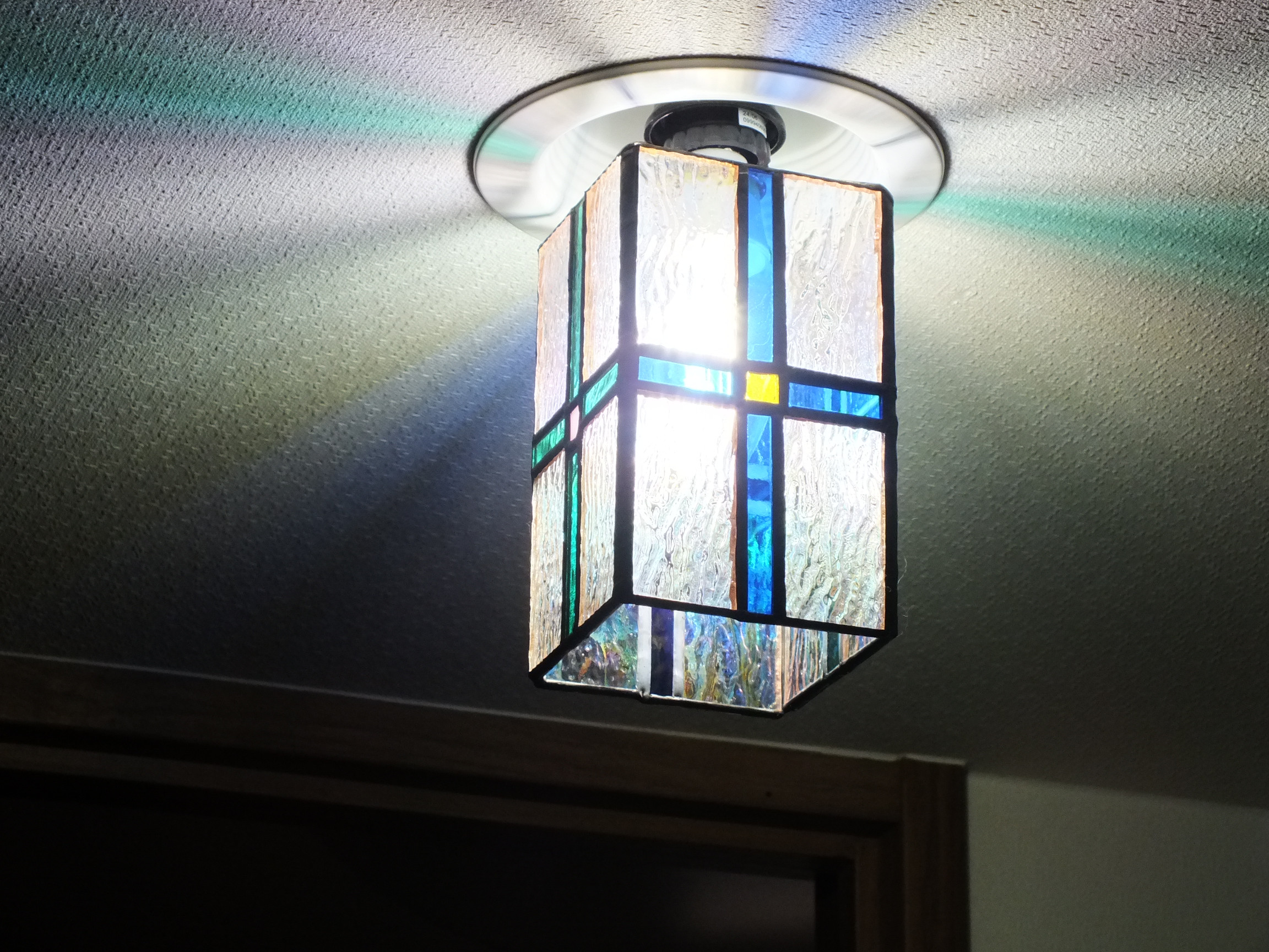 十字のダウンライト；ステンドグラスとＬＥＤ（白昼色）の組み合わせ