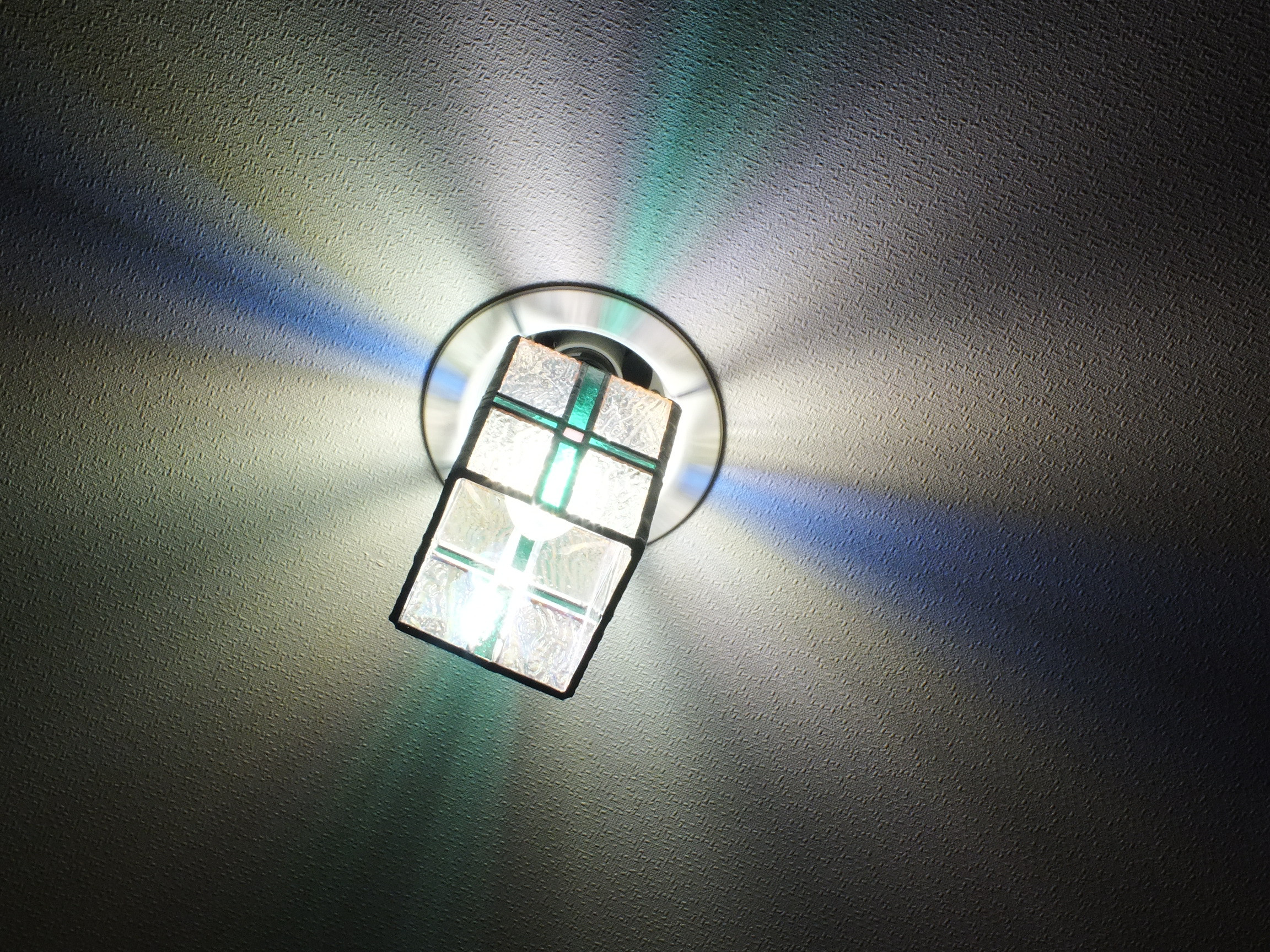 十字のダウンライト；ステンドグラスとＬＥＤ（白昼色）の組み合わせ