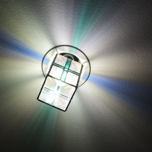 十字のダウンライト；ステンドグラスとLED（白昼色）の組み合わせ