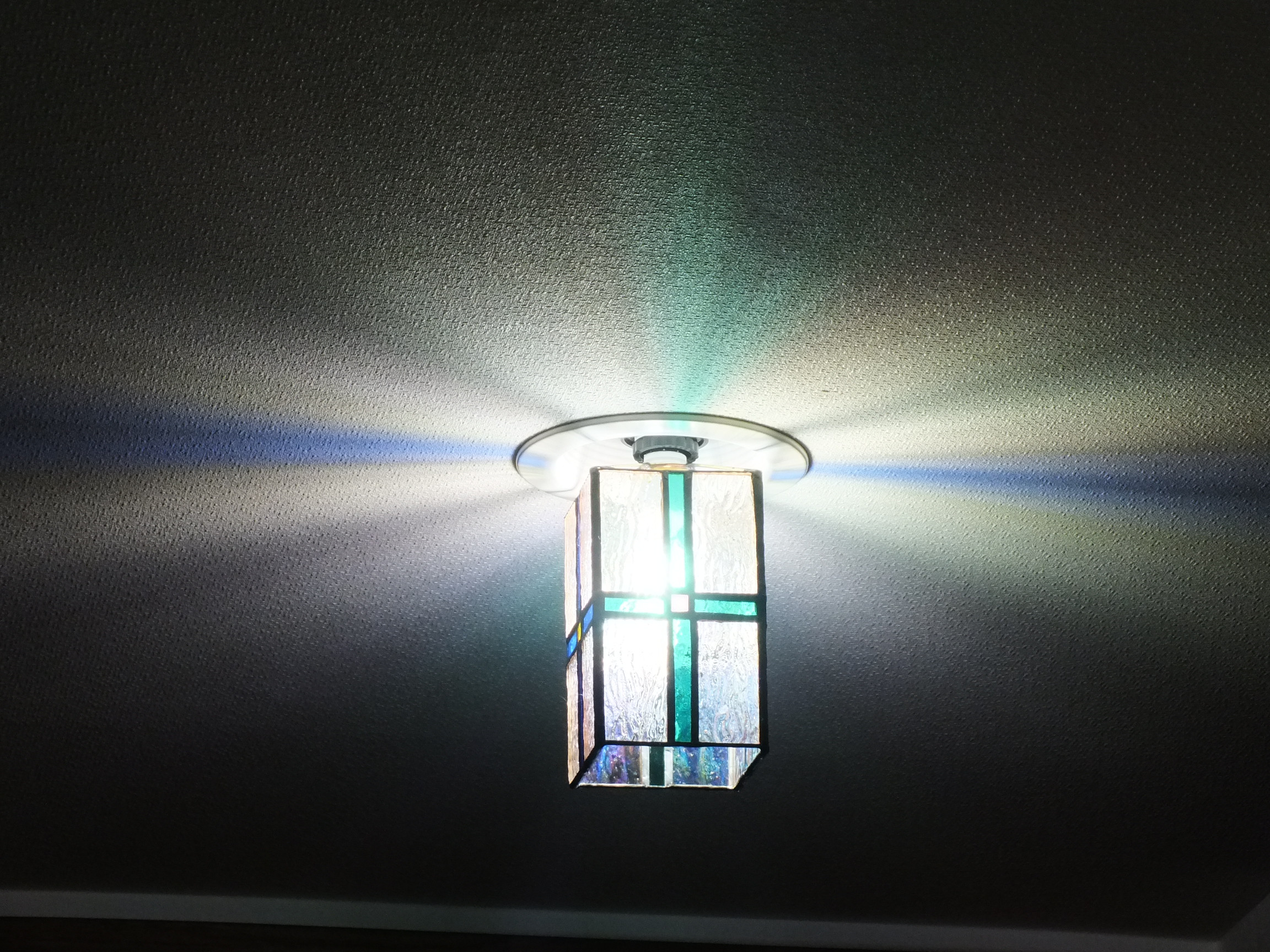 十字のダウンライト；ステンドグラスとＬＥＤ（白昼色）の組み合わせ