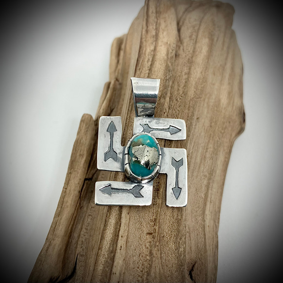 キングマン ターコイズ スワティカ シルバー ネックレス
