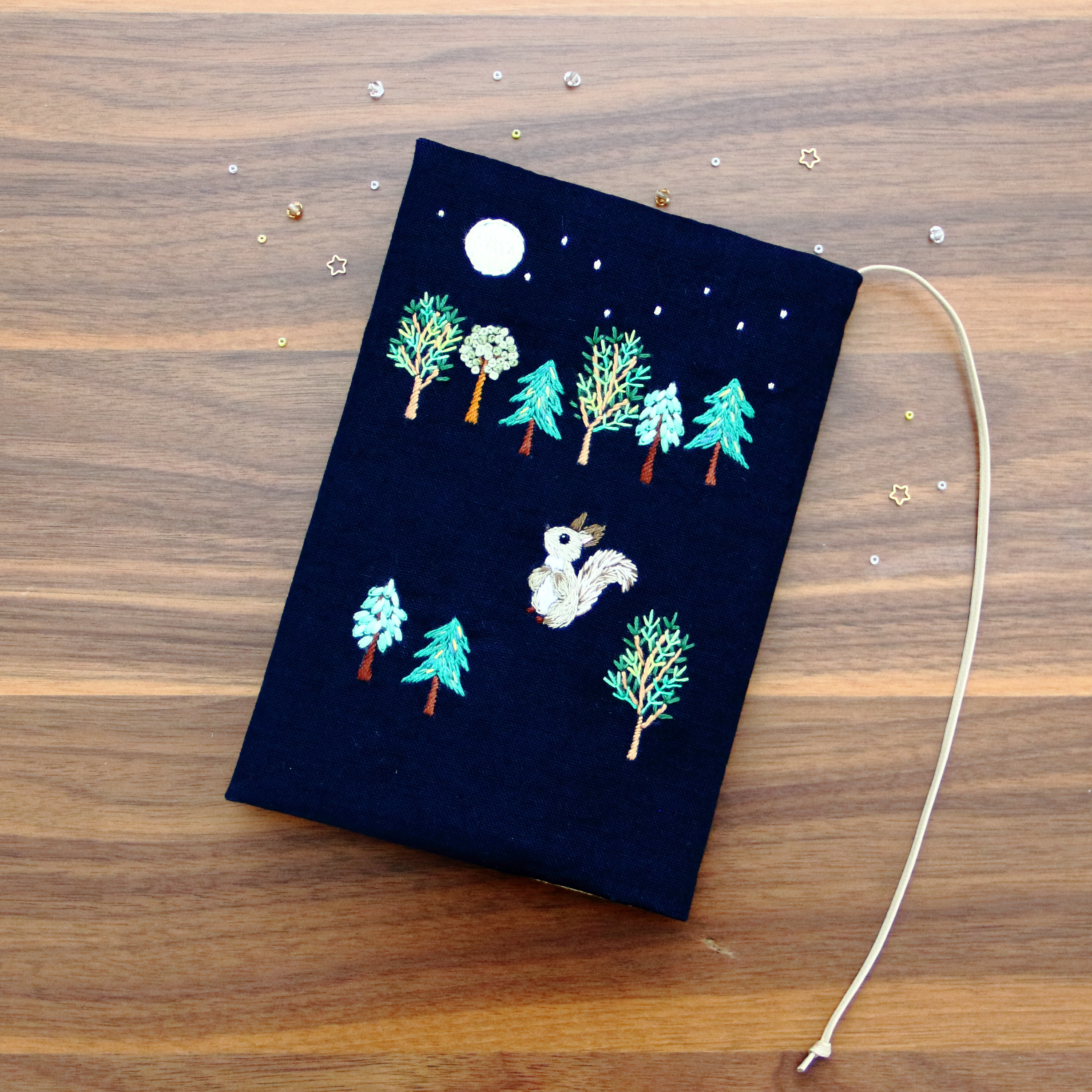 刺繍　ブックカバー　エゾリスと夜空の輝き