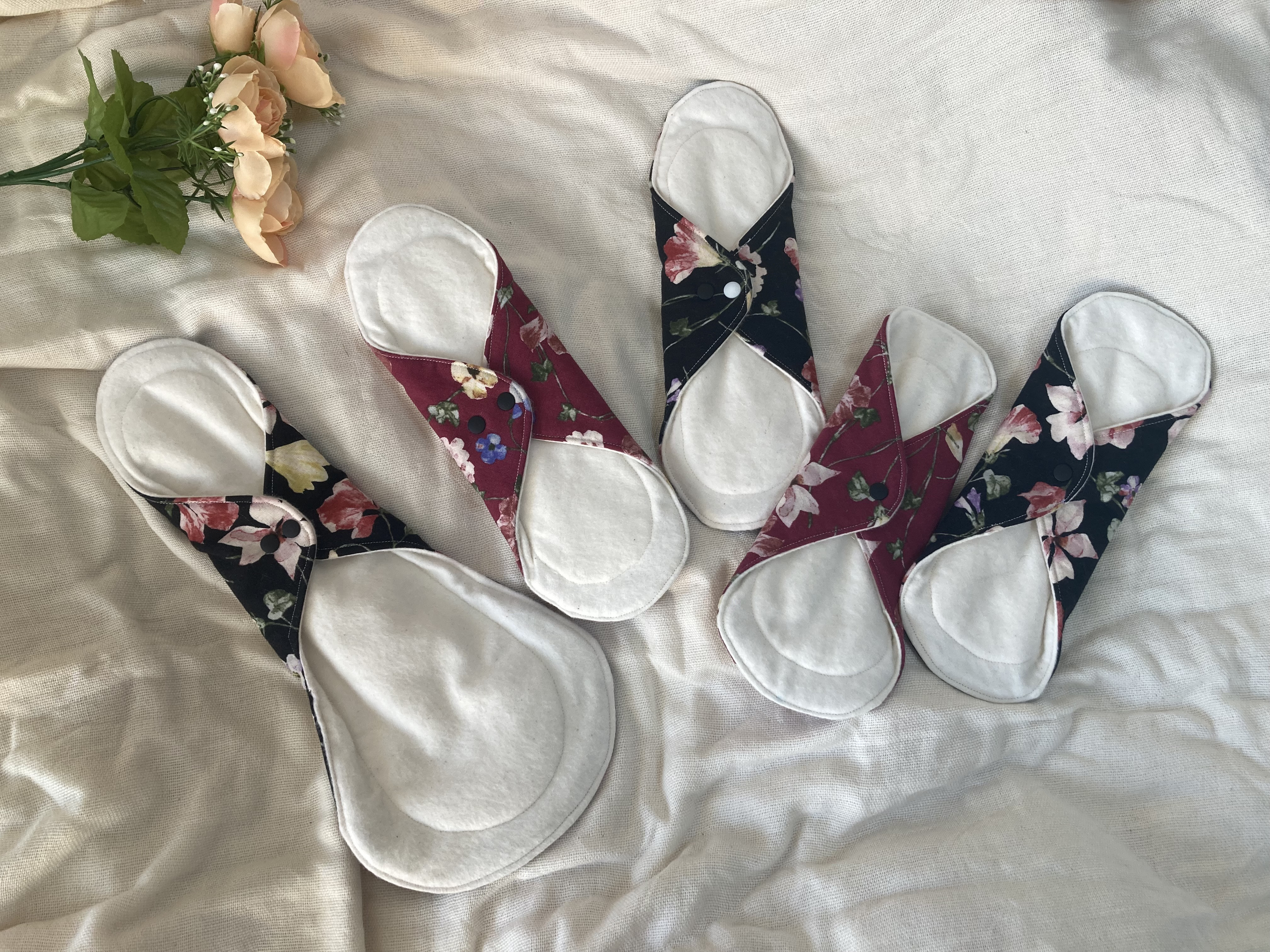 【送料無料】布ナプキン1Dayお試し5枚セット　ふつうの日2枚・多い日2枚・夜用1枚　黒・マゼンダ花柄　布ナプキンセット