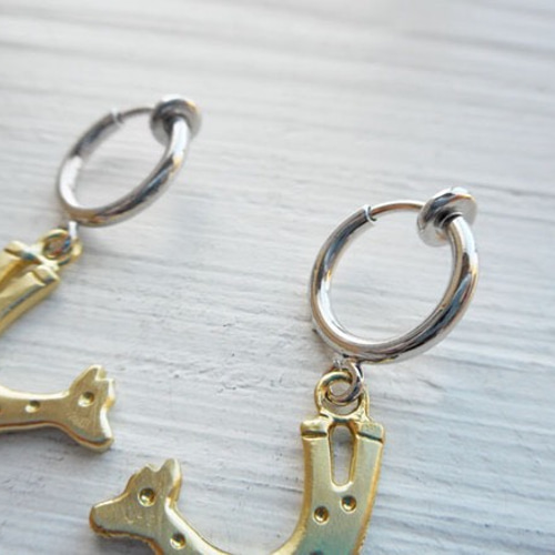 neruneruh677様/客注品】イヤリングver.キリンが逆立ちしたピアス