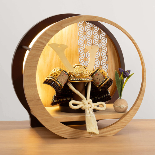 ことの兜（5R-0404）(りく）灯月型飾台 麻の葉｜コンパクトな五月人形