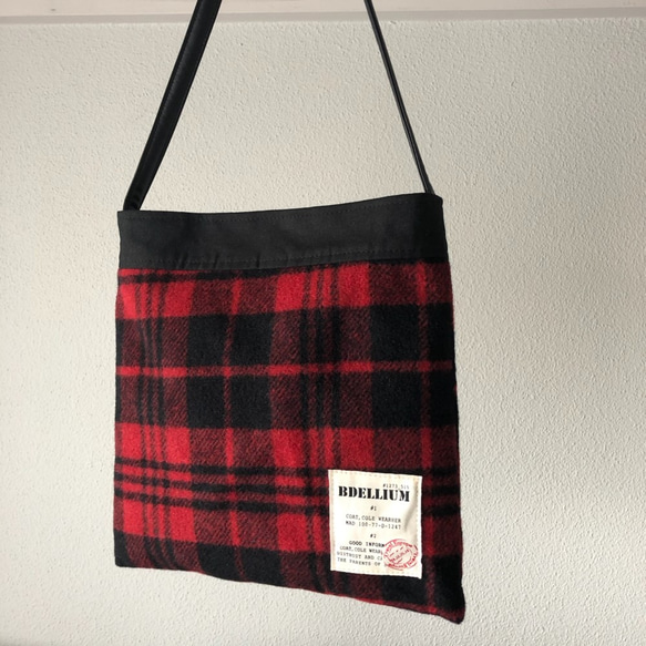 ワケありな逸品【☃冬限定☃】もこもこポシェット・赤のタータンチェック 1枚目の画像