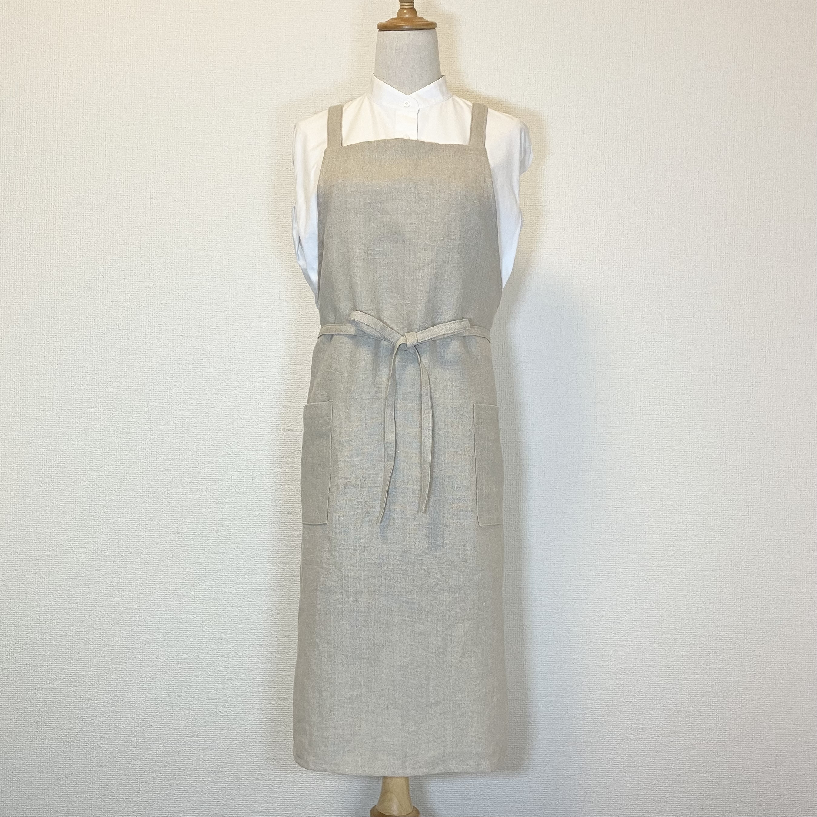 リネンエプロン　肩紐バッククロス《キナリ》お尻が隠れるエプロン