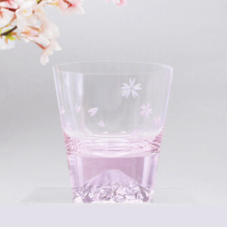 江戸硝子 富士山・桜切子ロックグラス 桜色 贈り物／工芸品／0007207