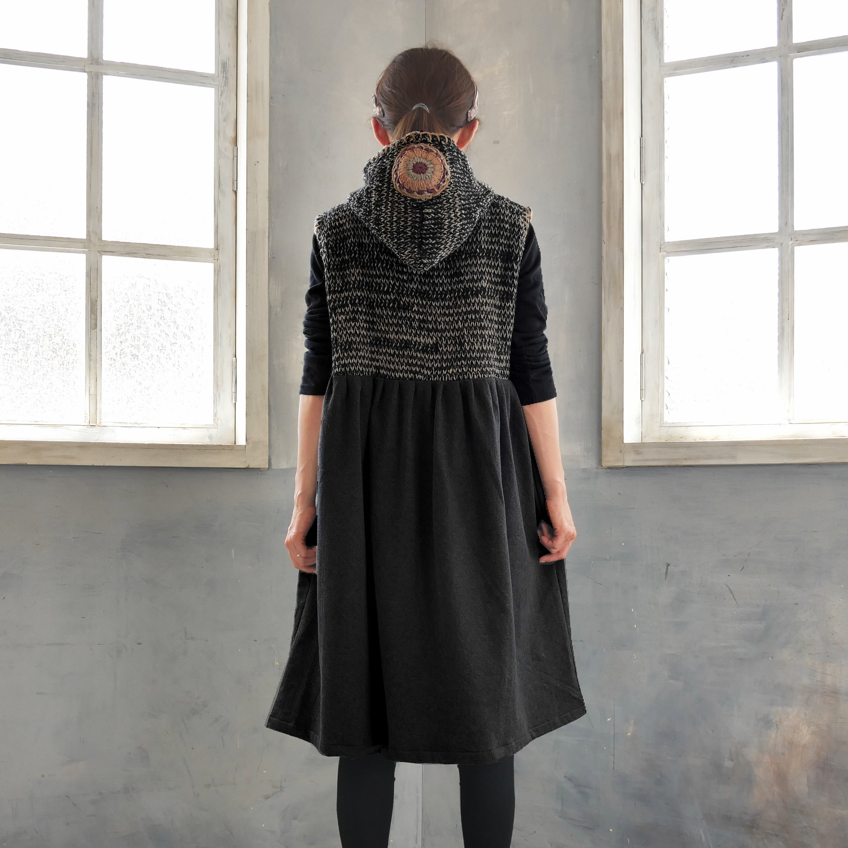 クロシェフードが目を惹く＊１枚で女性らしさ溢れる手編み＊ボーダーニット＊ハイウエスト切り替え＊ワンピース＊チャコール