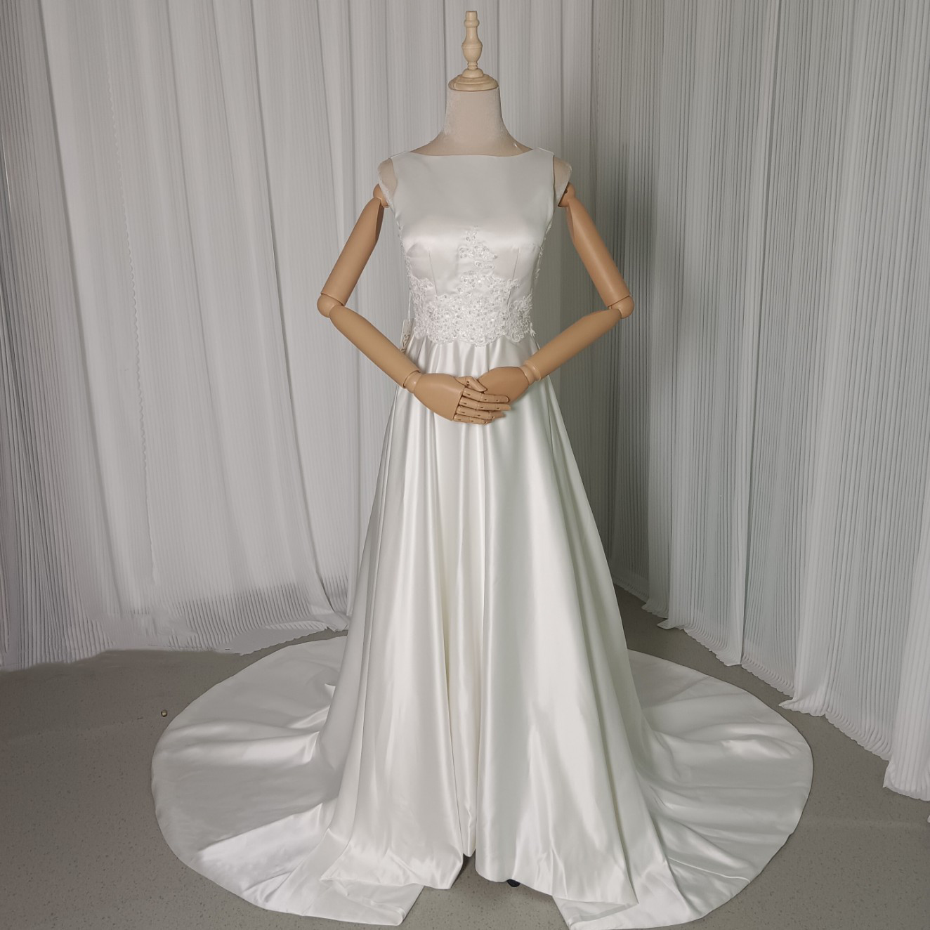 送料無料！ウエディングドレス ノースリーブ　上品レース ロングトレーン グローブ 滑らか フランス風 披露宴/結婚式