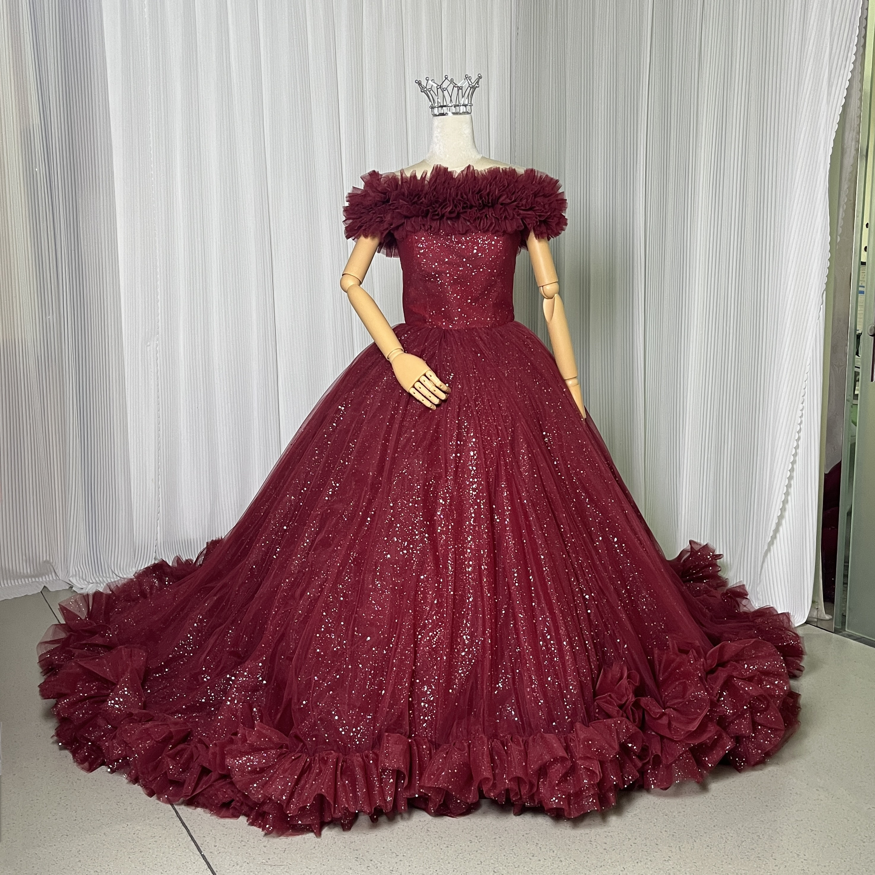 送料無料！カラードレス ボルドー色 キラキラグリッターチュール 取り外しオフショルダー ラッフルフリル 編み上げ 花嫁 40,287円