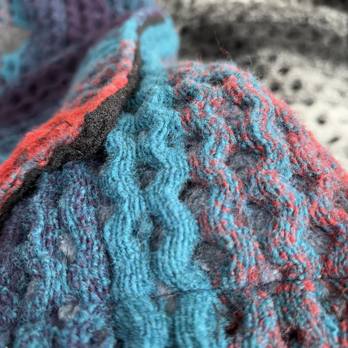 イタリー製 ぽこぽこニットの極暖ストールポンチョ（レッド×ネイビー